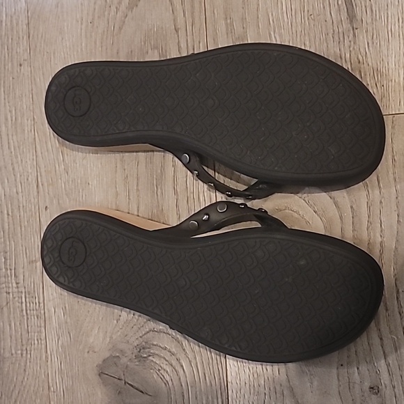 Ugg Flip Flops Lyndie Cushioned Leather Sandals Bundle & SAVE 30%! - Picture 4 of 11